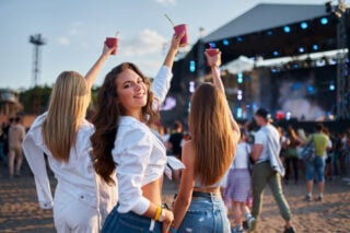 Driekwart van de jongeren heeft geldzorgen: “Ik moet soms kiezen tussen drinken of vapen” Driekwart van de jongeren heeft geldzorgen: “Ik moet soms kiezen tussen drinken of vapen”