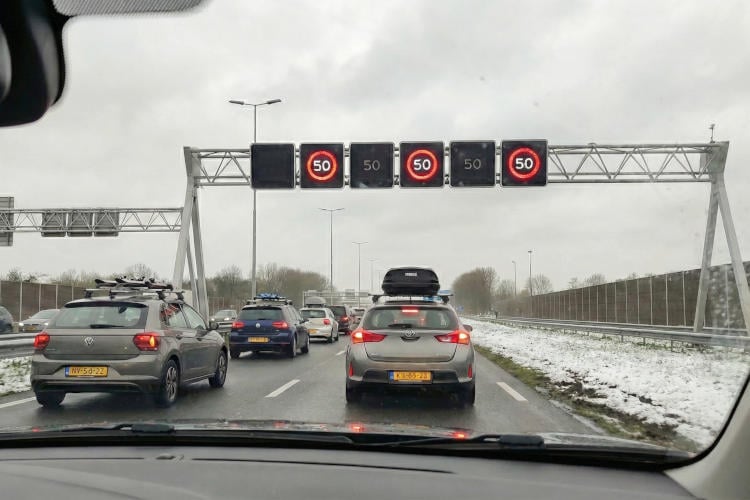 Nederland overspoeld met wintersportliefhebbers na geruchten over sneeuw
