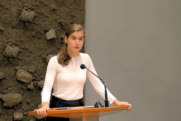 Nerveuze vrouw loopt Tweede Kamer binnen en zegt te spreken namens FvD