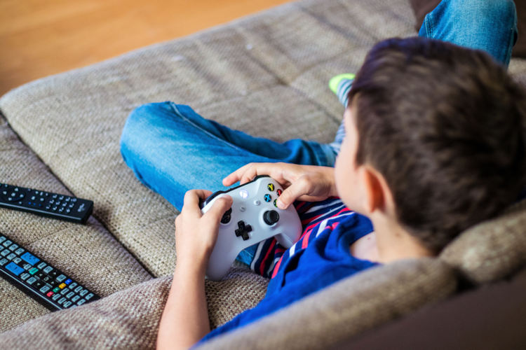 Armoede in middenklassegezinnen neemt toe: “Kinderen moeten gamen op verouderde Xbox of PlayStation”