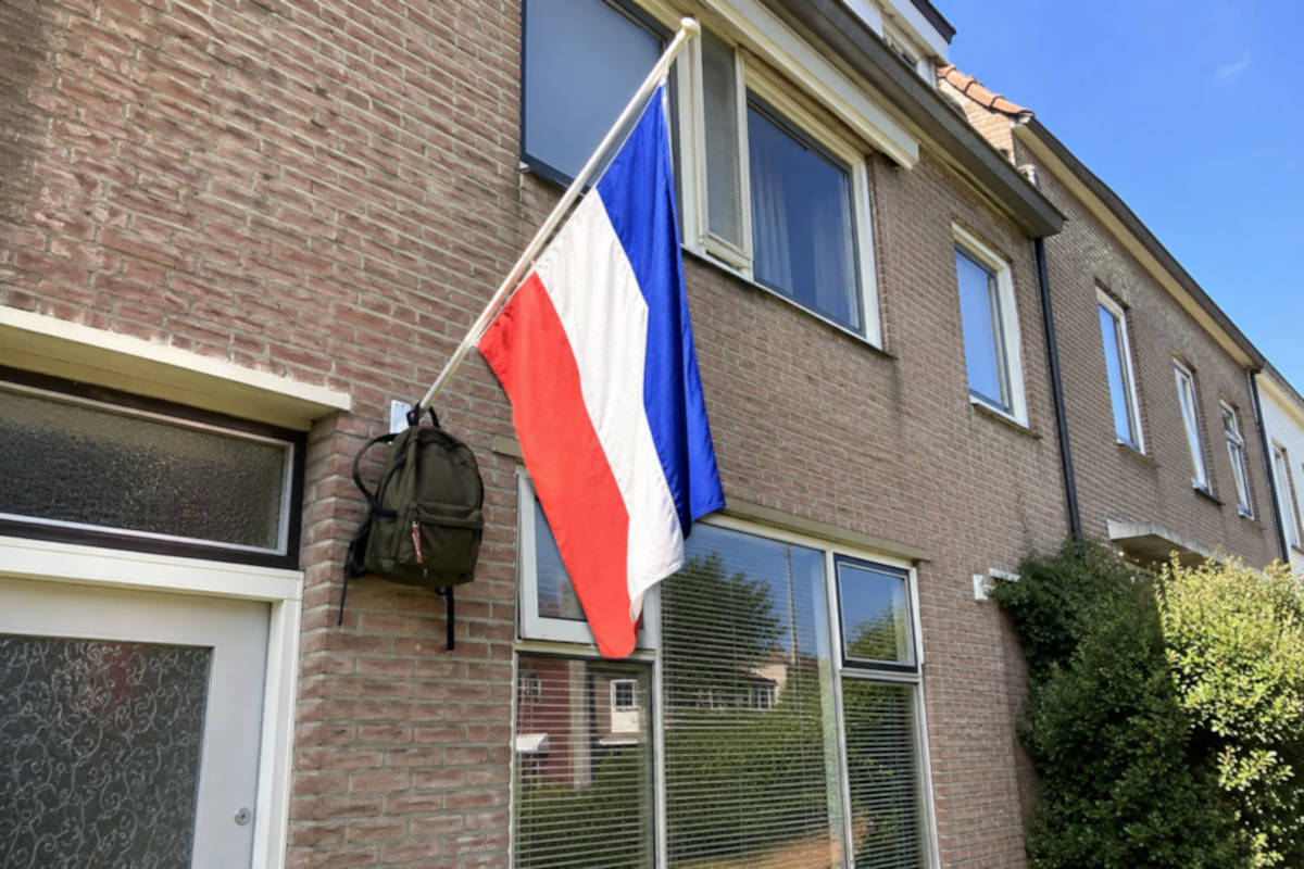 Ontevreden, gezakte vmbo-leerlingen hangen vlag andersom