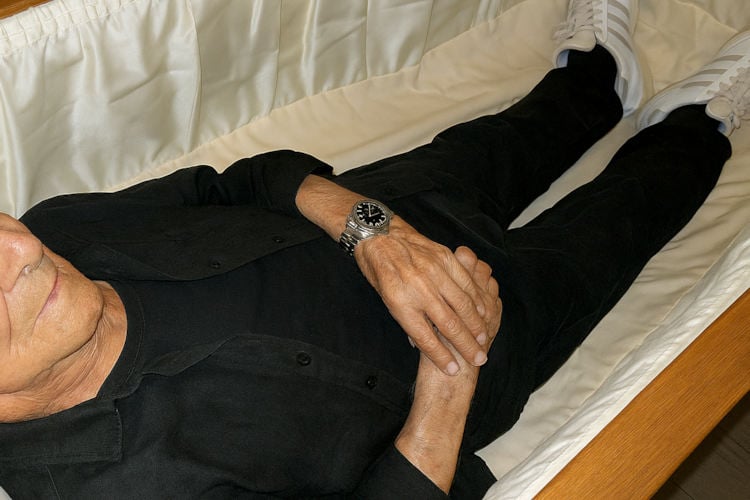 Giorgio Armani opgebaard in zwart linnen kostuum met casual twist