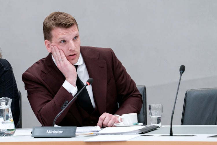 Minister roept crisisteam bijeen vanwege situatie sinterklaasliedjes Monique Smit