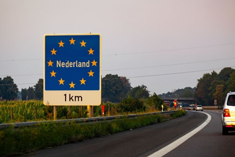 Nederland sluit grenzen voor extreemrechtse relschoppers