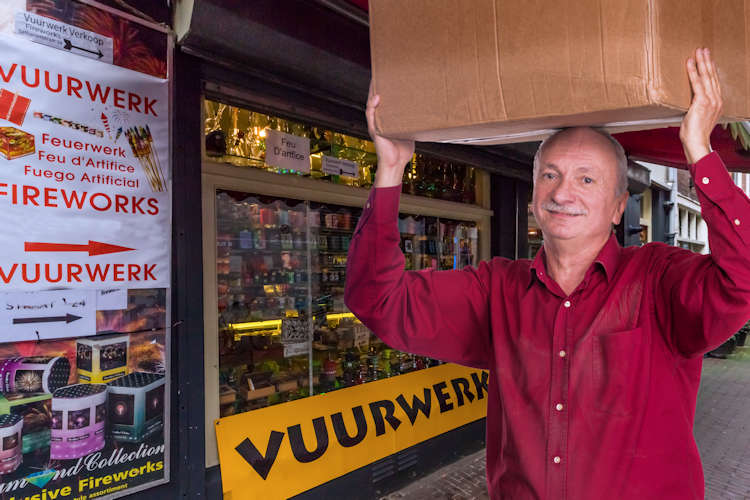 Harold (54) kocht voor duizenden euro’s vuurwerk om misbruik ervan door jeugd te voorkomen