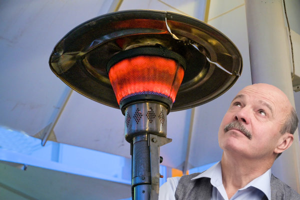 Harry (62) investeert zijn energiecompensatie in nieuwe terrasverwarmers