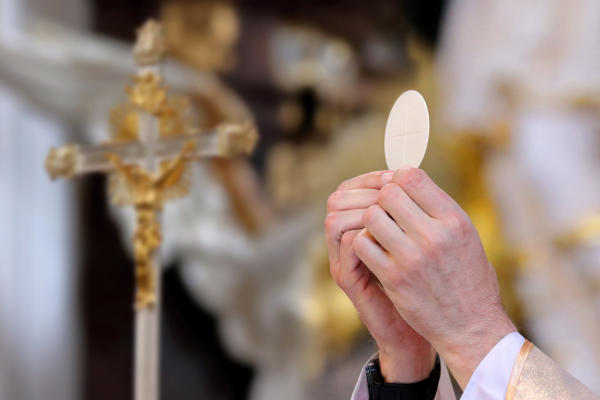 Katholieke kerk heeft probleem: “Lichaam van Christus is bijna op”