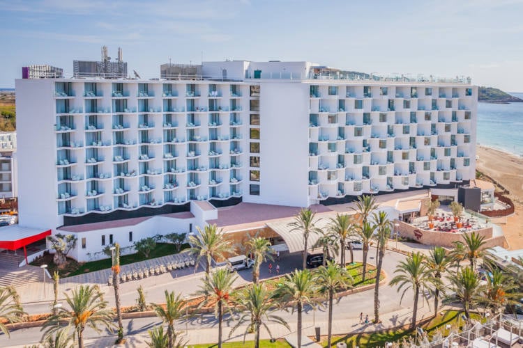 Russische experts gaan helpen met valbeveiliging hotelbalkons Ibiza