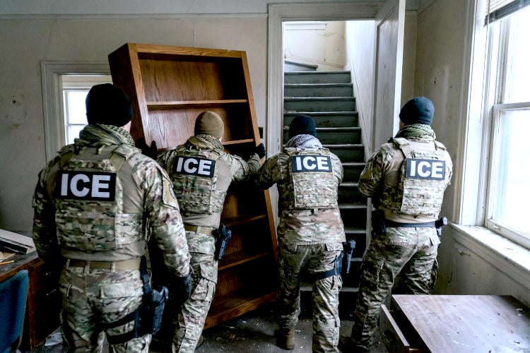ICE-agenten ontdekken compleet illegaal gezin achter boekenkast