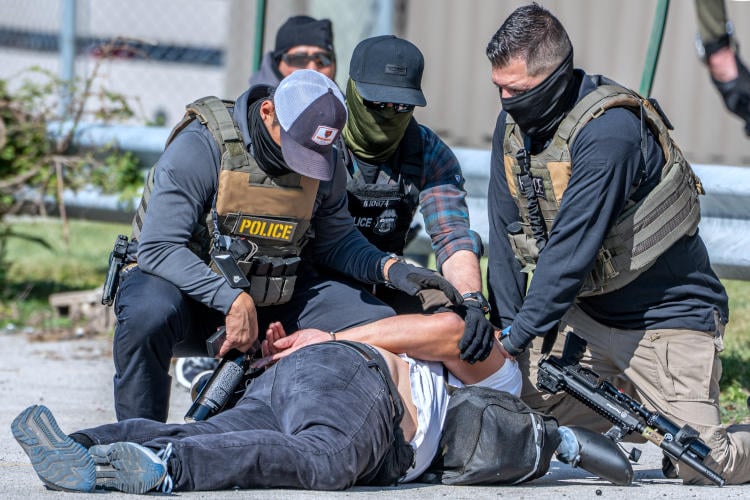 ICE-agent Jake schiet als eerste The Big Five