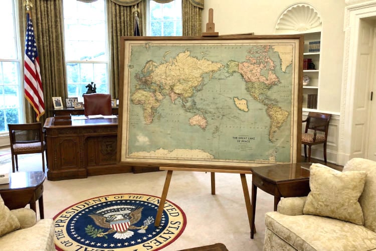 Iraanse inlichtingendienst vervangt landkaart in Oval Office: “Trump denkt nu dat Iran in de Stille Oceaan ligt”