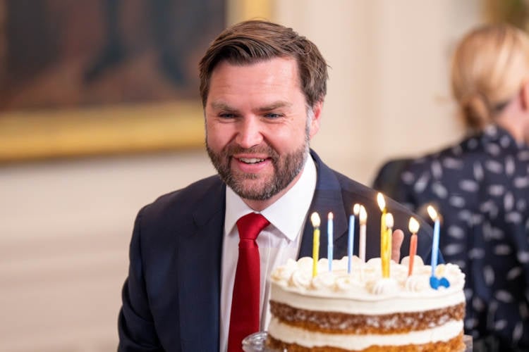 JD Vance viert verjaardag Trump: “Voelt alsof ik zelf ook een beetje jarig ben”