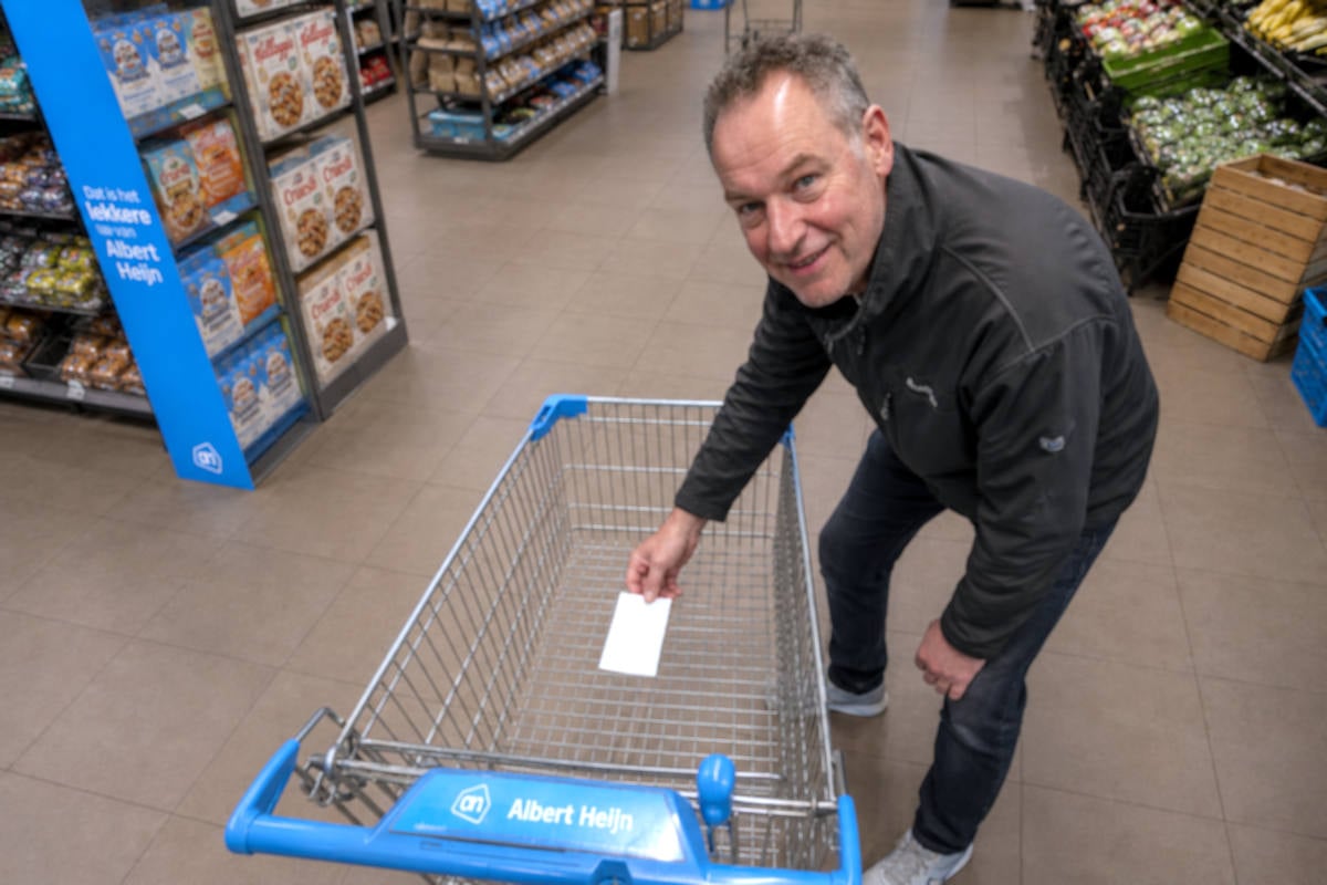 Joost (52) verzamelt al dertig jaar achtergelaten boodschappenlijstjes uit winkelwagens: “Vandaag scoorde ik er eentje met ’tampons en bier”