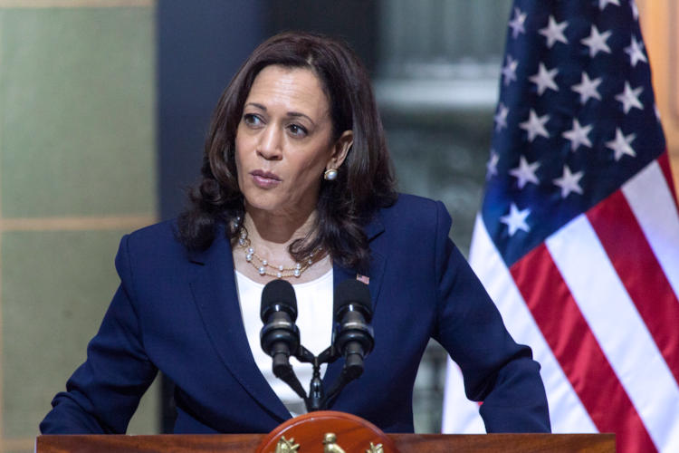 Kamala Harris wil het Biden pas vertellen als hij wakker is