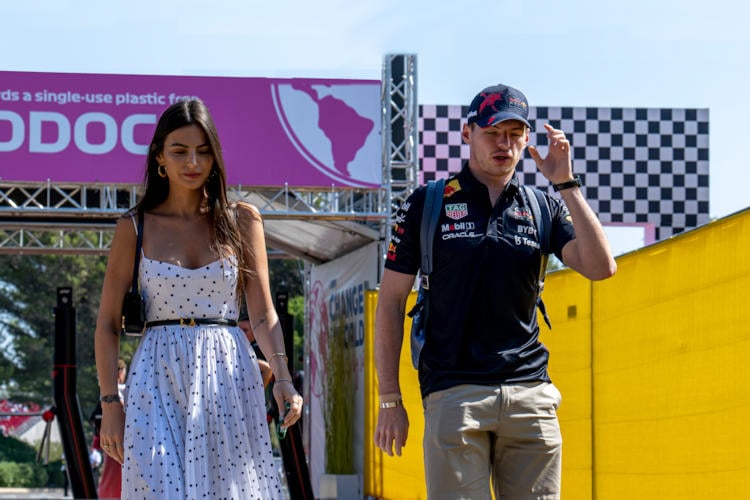 Vriendin van Max Verstappen baart doodgewoon kind