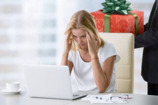 Ruim de helft van vrouwelijke werknemers krijgt weleens ongevraagd kerstpakket van leidinggevende