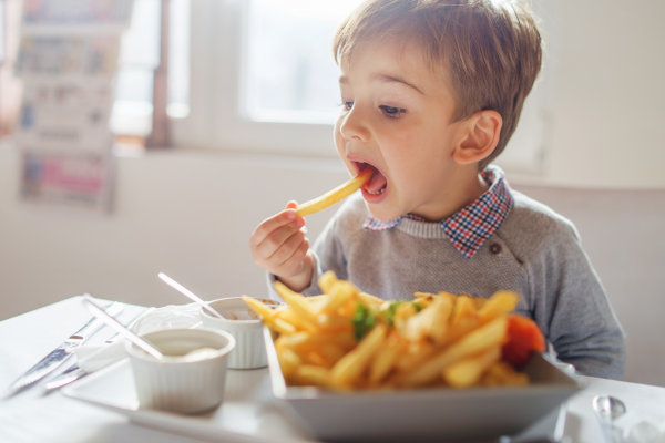 Meeste kleuters bereid om patat te eten als alternatief voor schaarse spinazie