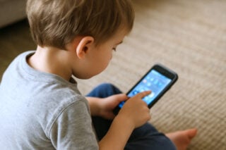 Kwart van kleuters gebruikt op 4-jarige leeftijd nog steeds geen smartphone