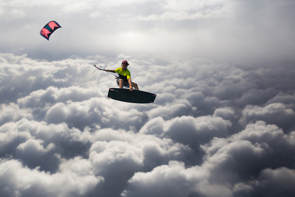 Kitesurfers dolblij met zomerstorm: “We maakten sprongen van 600 meter hoog”