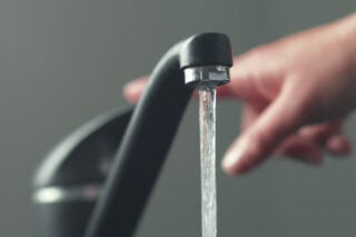 Amsterdammers gerustgesteld: kraanwater niet smeriger dan normaal