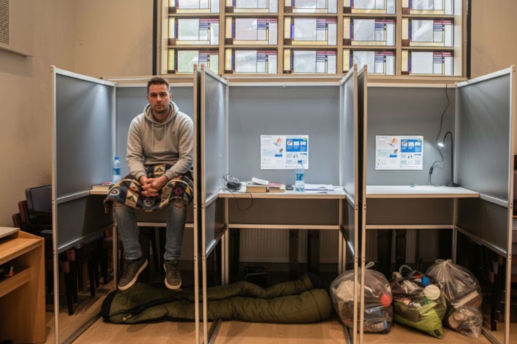 Lars (28) kraakt stemhokje in Amsterdam: “Eindelijk een eigen woonplek”