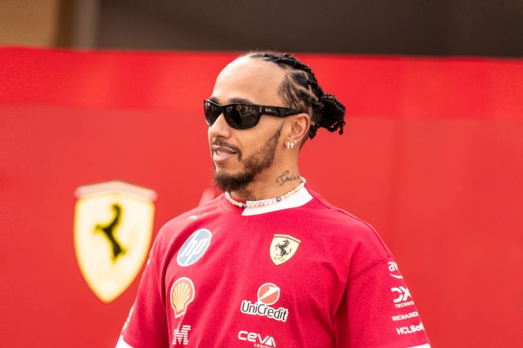 Lewis Hamilton moet wennen aan Ferrari: “Het is echt een sportwagen”