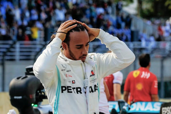Drama bij GP Italië: Hamilton aangereden door andere coureur
