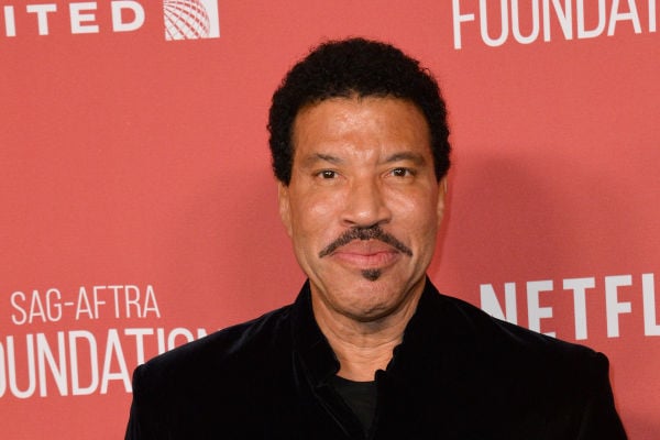 Zanger Lionel Richie geeft leugen toe: “Ik heb nooit gedanst op het plafond”