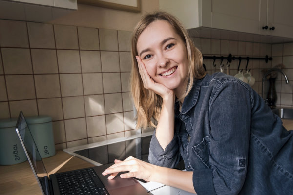 Loïs (22) verdient 6000 euro netto: “Maar ik loop er niet mee te koop of zo”