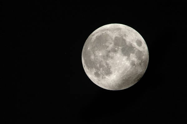 Chinezen geschrokken van achterkant maan: “Grote puinzooi”