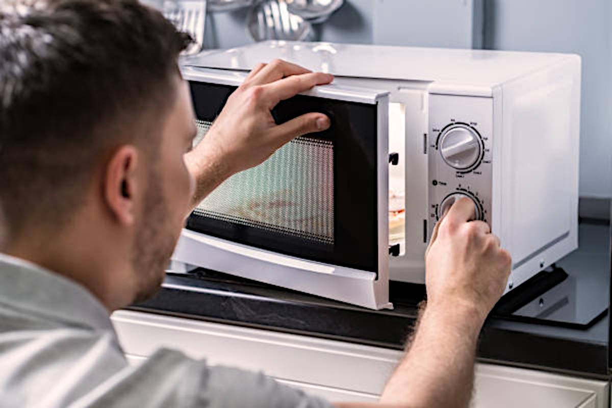 Emancipatie bereikt de keuken: steeds meer mannen warmen zelf hun eten op