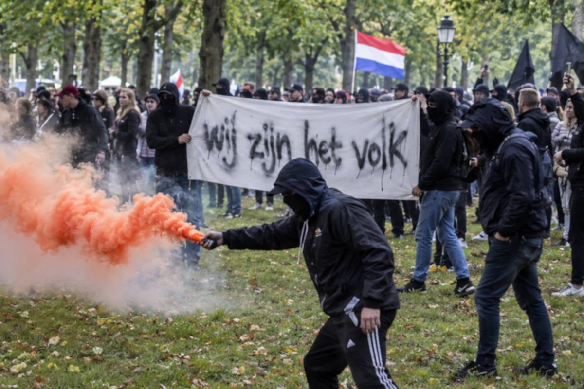 ‘Wij zijn het volk’-demonstranten dragen bivakmutsen zodat het volk niet ziet wie het volk is