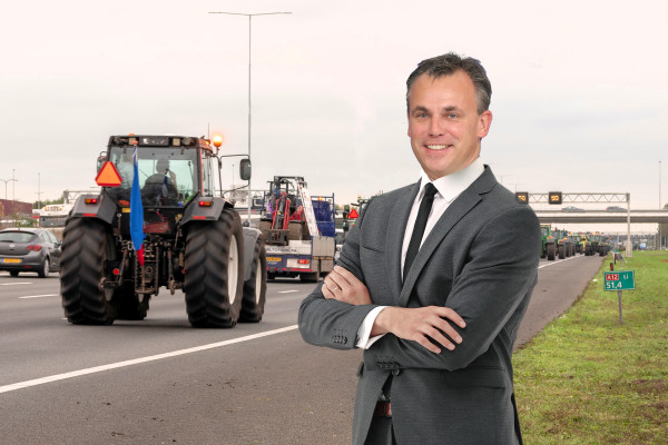 Verkeersminister Harbers wil in 2023 helft minder tractoren op de snelweg