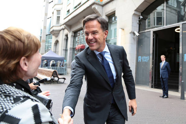 Premier roept Nederlanders op om weer aan het werk te gaan: “Kerst is nu echt voorbij”
