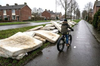Gemeente tevreden over proef met matrassen om fatbikers te beschermen Gemeente tevreden over proef met matrassen om fatbikers te beschermen