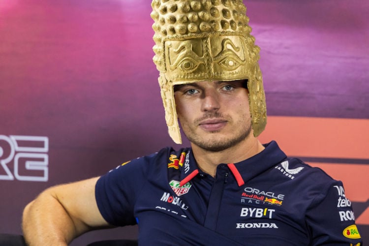 Max Verstappen rijdt nieuwe seizoen met gouden helm