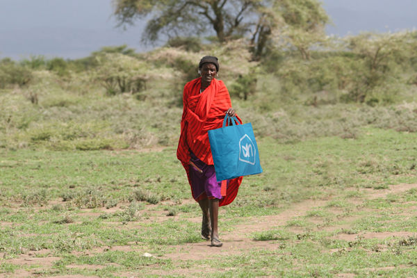 M’bowto uit Tanzania moet 21 kilometer lopen om zijn statiegeldblikjes in te leveren