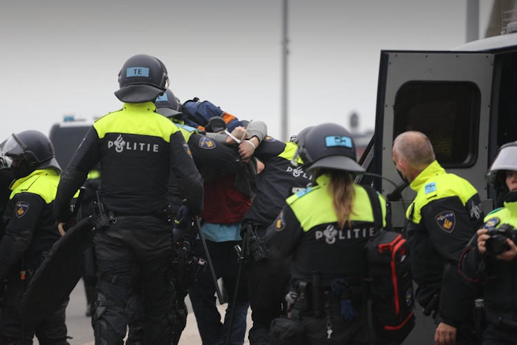 Volwassenen genieten van intocht Zwarte Piet in Yerseke