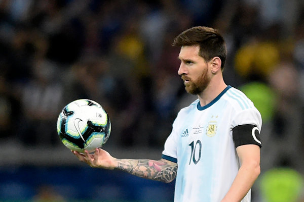 Messi begrijpt niet dat voetballers niet vaker hun handen gebruiken