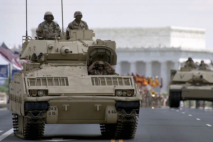 Witte Huis stelt gerust: “Trump’s verjaardag geen dictatoriaal vertoon, alleen toevallig tanks op straat”