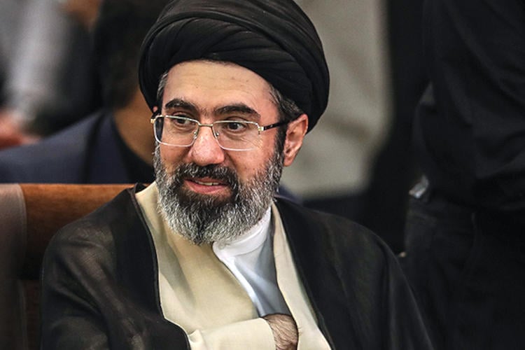 De knusse kant van de nieuwe Iraanse ayatollah: “In het weekend maak ik altijd een pan nasi”