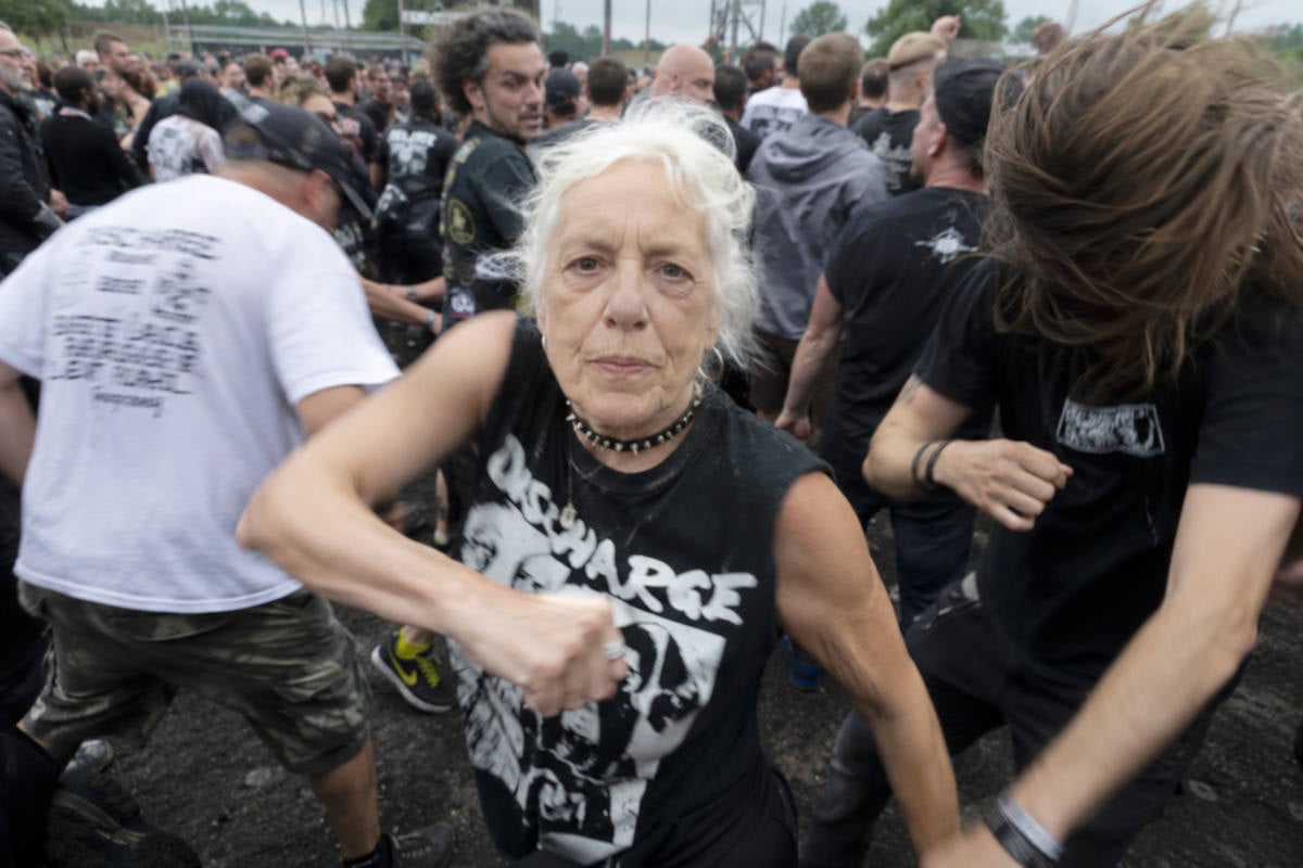Ouderen eisen toegang tot de moshpit: “Ook wij willen gewoon kunnen rammen”