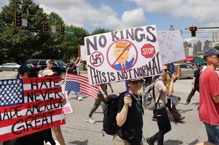 Trump geeft koninklijke titel op na ‘No Kings-protest’ VS
