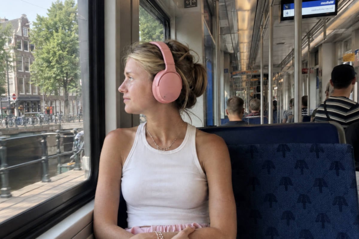 Jongeren met noise-cancelling koptelefoon voelen zich niet gehoord