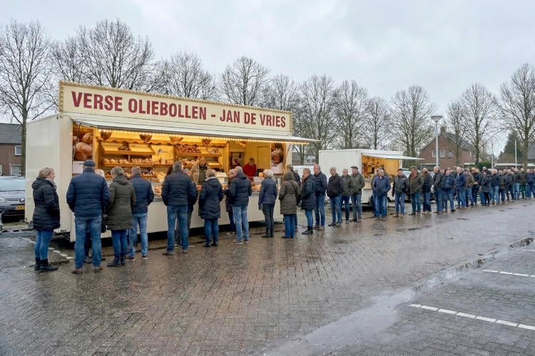 Verenigde Naties bezorgd over lange rijen bij oliebollenkramen: “Duidelijk signaal van honger”
