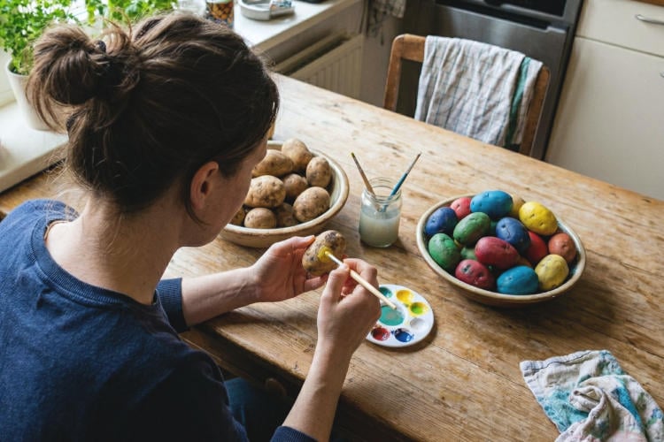 Aardappelen goed alternatief voor dure paaseieren: “Als je er genoeg mayonaise op gooit, proeven de kinderen het verschil niet”