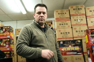 Vuurwerkverkopers bezig met laatste jaar: “Ik ga het verminken van mijn klanten enorm missen” Vuurwerkverkopers bezig met laatste jaar: “Ik ga het verminken van mijn klanten enorm missen”