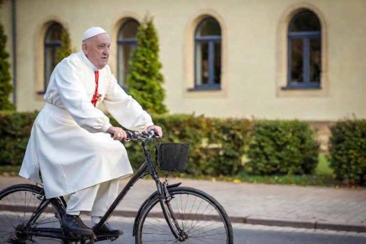 Paus Franciscus per fiets aangekomen in Luxemburg