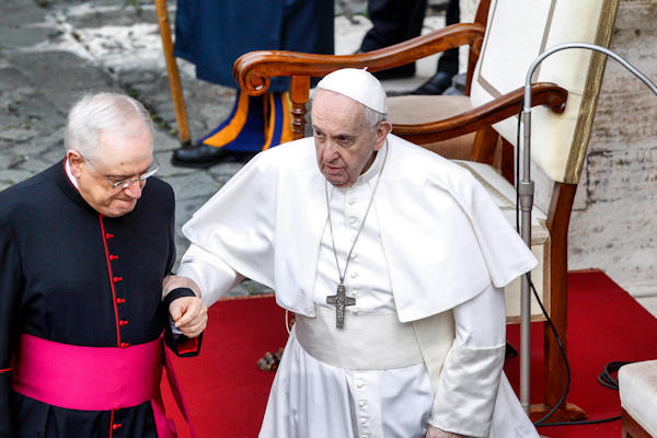Paus in ziekenhuis met darmproblemen: Is dieet met louter hosties en wijn wel gezond?