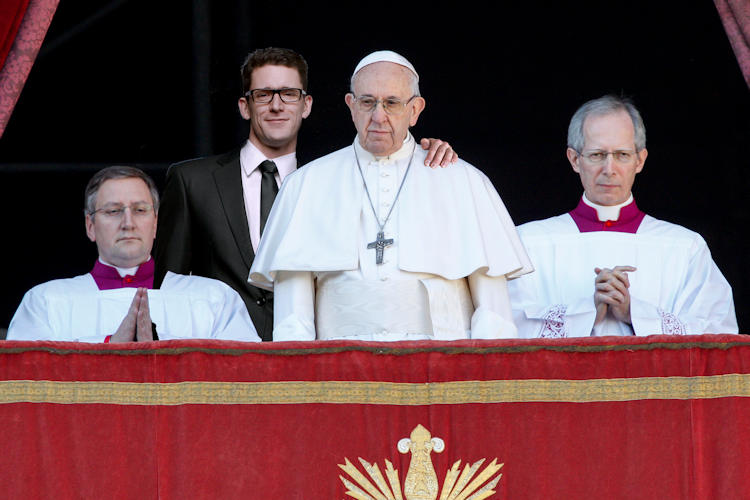 Paus Franciscus voor het eerst in het openbaar met nieuwe vriend